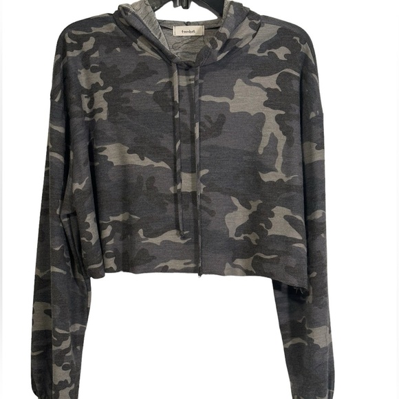 TeenBell Tops - TeenBell Cropped Camo Top Green Light Weight Hoodie Women's Sz. Small NWOT